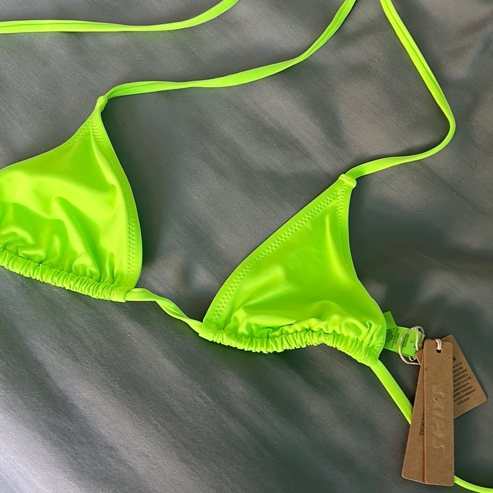Skims Triangle Top neon green
